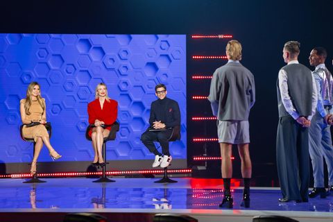 Die GNTM-Jury auf der Bühne spricht mit den männlichen Models