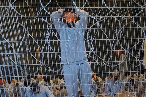 Terrorverdächtige Palästinenser erleben in israelischen Gefängnissen immer wieder sexuelle Gewalt, wie ein neuer UN-Bericht zeigt. Die israelische Friedensorganisation "Breaking the Silence" bekam dieses Foto von einem Whistleblower. Es soll palästinensische Gefangene im berüchtigten Gefangenenlager Sde Teiman im Süden Israels zeigen