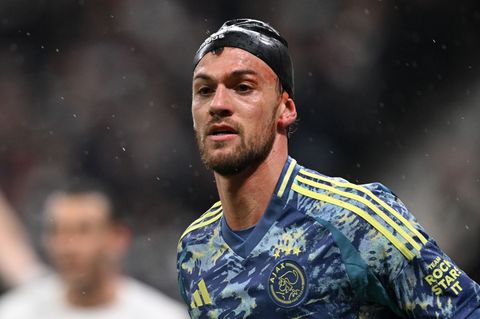 Daniele Rugani bedeckt seine Platzwunde im Spiel gegen Eintracht Frankfurt mit einer Badekappe