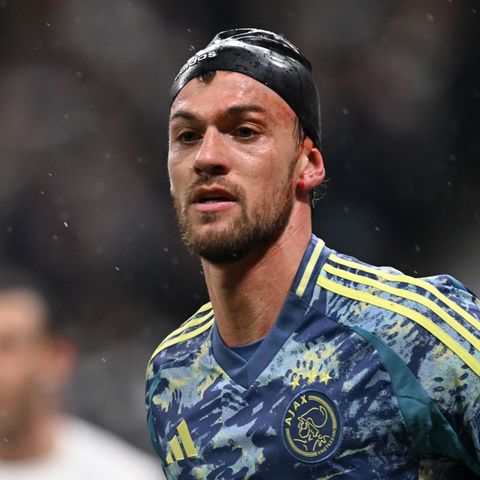 Mats Hummels apologizes to fans and teammates for red card