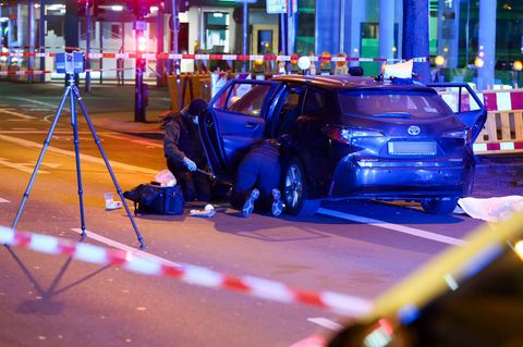 Ermittler untersuchen ein Auto in Düsseldorf