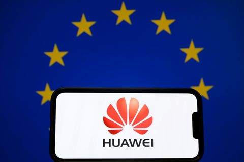 Das Huawei-Logo vor einer Europaflagge
