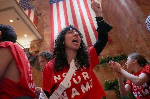 Demonstranten im Trump Tower in Manhattan