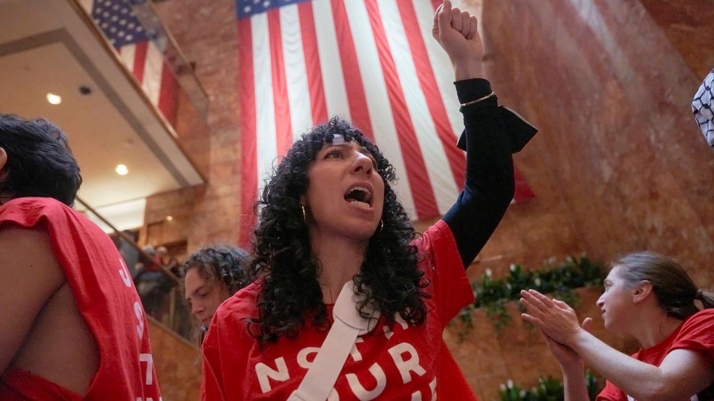 Demonstranten im Trump Tower in Manhattan