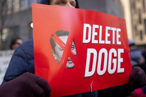 Ein Protestant demonstriert gegen das Projekt Doge von Donald Trump und Elon Musk