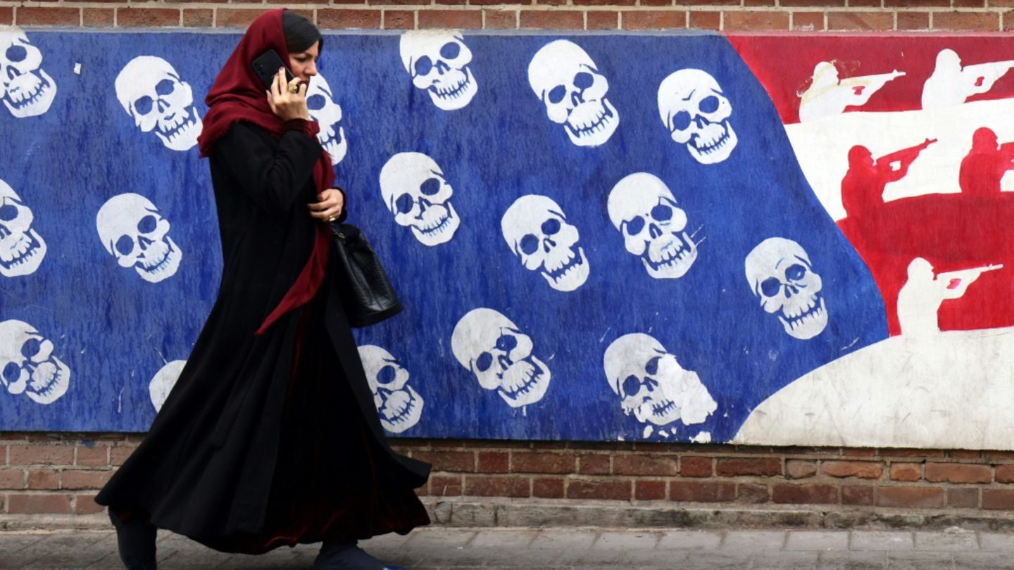 Frau in Teheran vor der früheren US-Botschaft