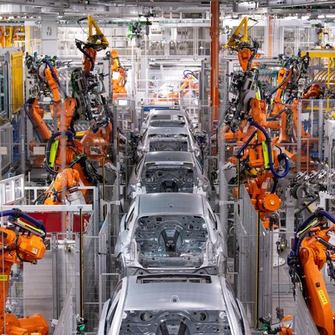Roboter von ABB arbeiten an der Karosserie von verschiedenen BMW-Modellen im BMW-Stammwerk