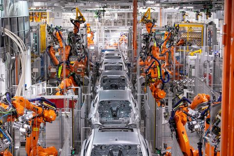 Roboter von ABB arbeiten an der Karosserie von verschiedenen BMW-Modellen im BMW-Stammwerk
