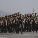 Im südamerikanischen Land gilt die Wehrpflicht für Männer zwischen 18 und 45 Jahren. Frauen sind ausgenommen. Doch nur fünf bis zehn Prozent der Einberufenen müssen tatsächlich Dienst leisten. Die Wehrpflicht dauert zehn bis zwölf Monate