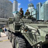 Soldaten auf einem Militärfahrzeug in Toronto, Kanada