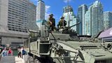 Soldaten auf einem Militärfahrzeug in Toronto, Kanada
