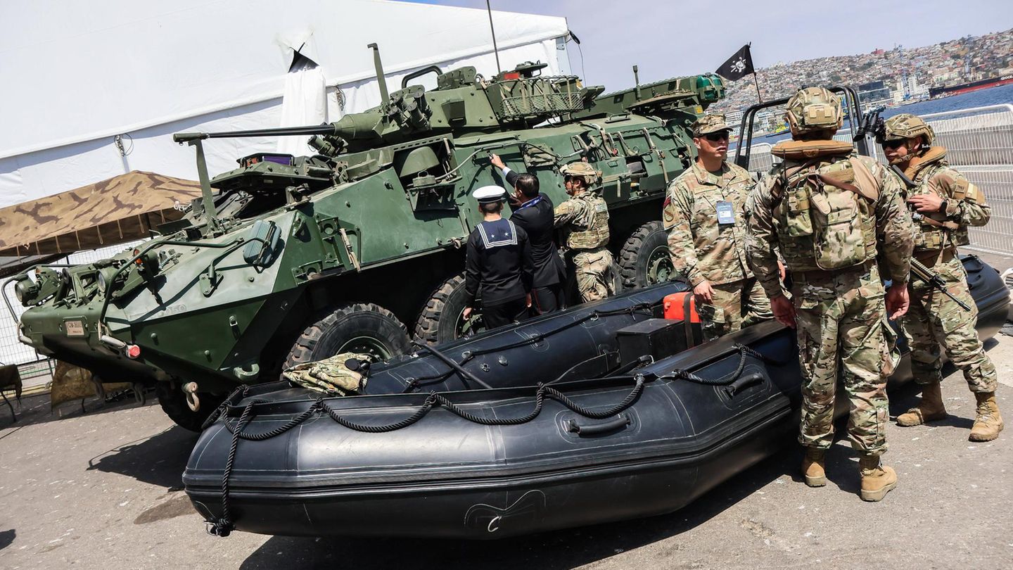 Chile Soldaten und Militärfahrzeuge in Chile