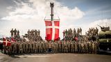 Dänische Soldaten, die dänische Flagge, gemeinsam mit Dänemarks Ministerpräsidentin Mette Frederiksen