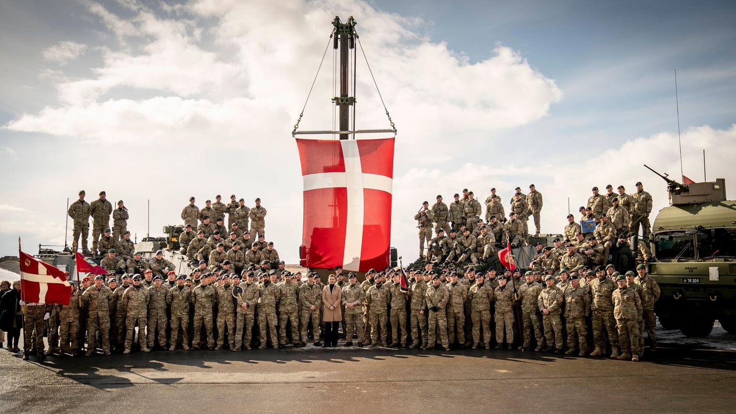 Dänemark Dänische Soldaten, die dänische Flagge, gemeinsam mit Dänemarks Ministerpräsidentin Mette Frederiksen