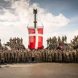 Dänische Soldaten, die dänische Flagge, gemeinsam mit Dänemarks Ministerpräsidentin Mette Frederiksen