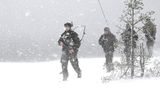Soldaten in Finnland im Schneetreiben