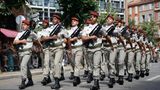 Soldaten bei einer Militärparade in Toulouse, Frankreich