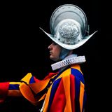 Wer im Vatikan dienen will, muss ledig, römisch-katholisch und Schweizer Bürger sein, die Grundausbildung der Schweizer Armee abgeschlossen haben sowie ein einwandfreies Führungszeugnis vorweisen. Das Eintrittsalter für die Schweizergarde liegt zwischen 19 und 30 Jahren. Eine Wehrpflicht gibt es nicht. Interessierte bewerben sich, der Dienst dauert zwei bis 25 Jahre