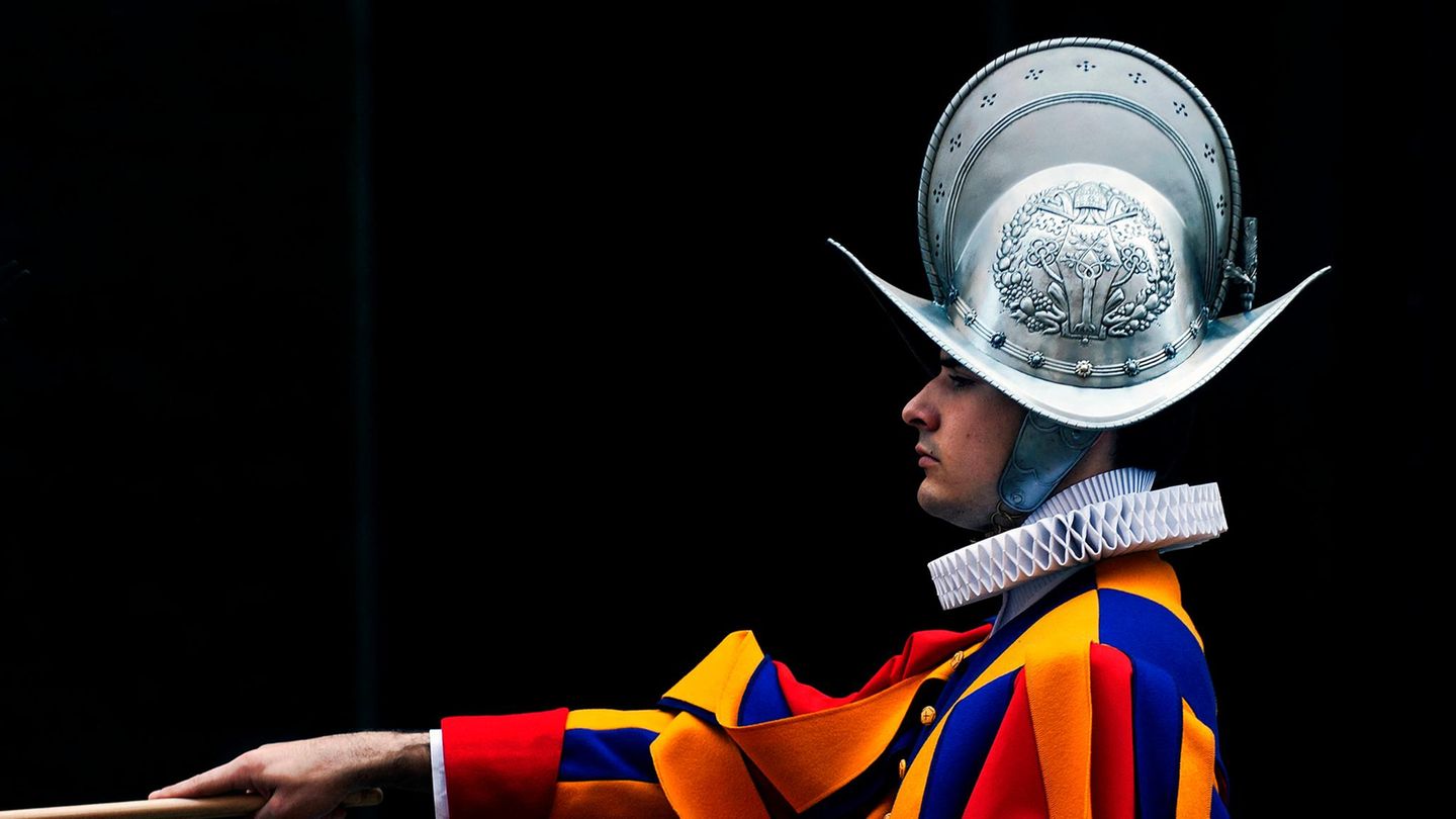 Vatikan Wer im Vatikan dienen will, muss ledig, römisch-katholisch und Schweizer Bürger sein, die Grundausbildung der Schweizer Armee abgeschlossen haben sowie ein einwandfreies Führungszeugnis vorweisen. Das Eintrittsalter für die Schweizergarde liegt zwischen 19 und 30 Jahren. Eine Wehrpflicht gibt es nicht. Interessierte bewerben sich, der Dienst dauert zwei bis 25 Jahre