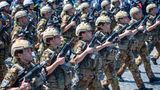 Soldatinnen und Soldaten marschieren in Italiien