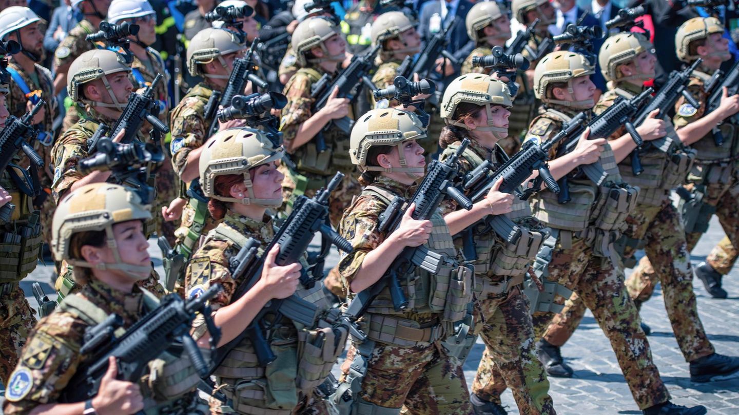 Italien Soldatinnen und Soldaten marschieren in Italiien