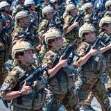 Soldatinnen und Soldaten marschieren in Italiien