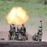Soldaten feuern bei einer Übung in Japan eine Kanone ab