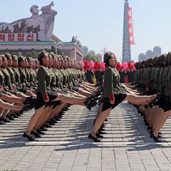 Soldatinnen marschieren bei einer Militärparade in Nordkorea