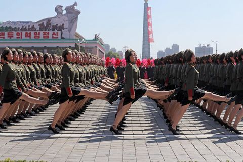 Soldatinnen marschieren bei einer Militärparade in Nordkorea