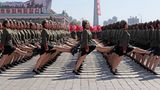 Soldatinnen marschieren bei einer Militärparade in Nordkorea