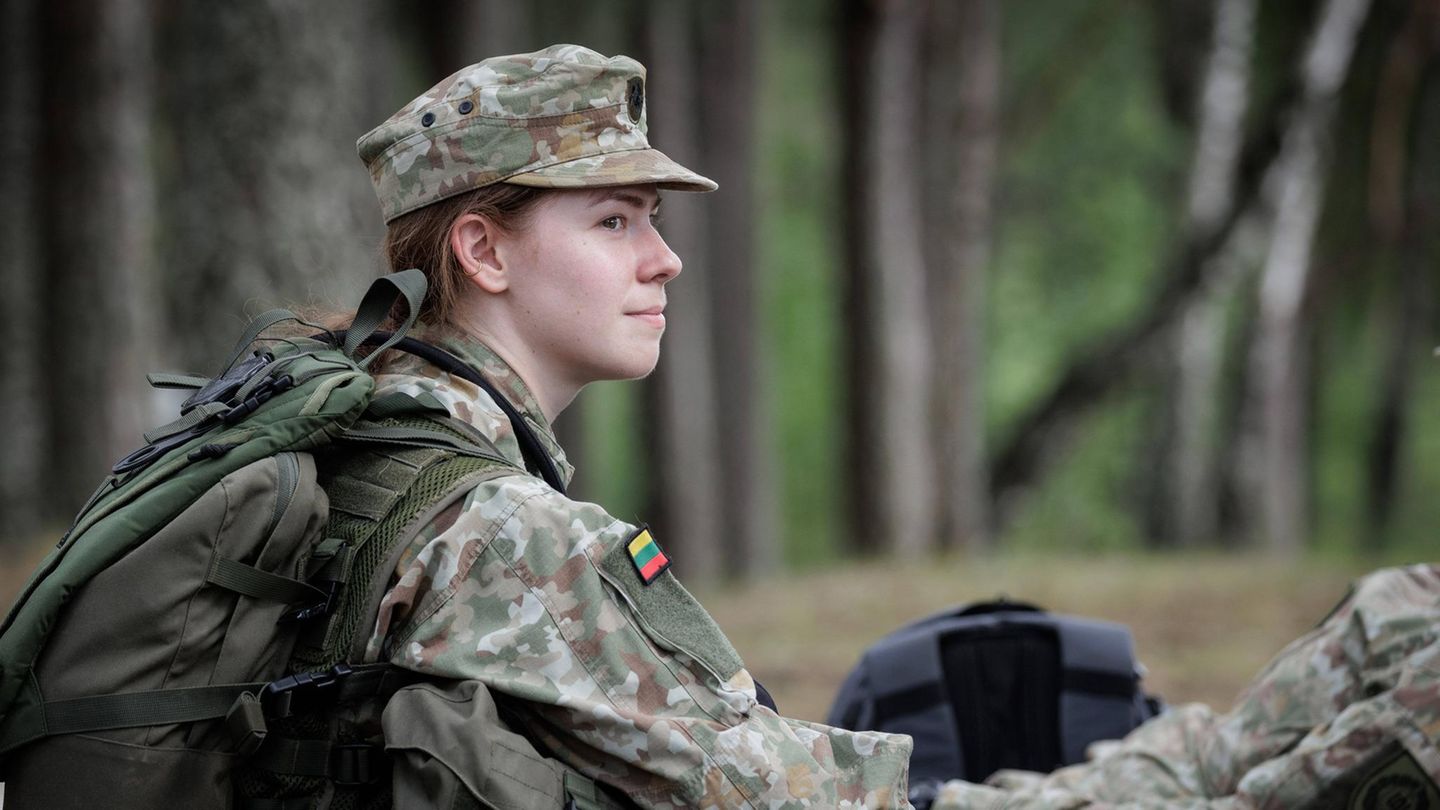 Litauen Der baltische Staat verpflichtet alle Männer bis zu 26 Jahren zu einem neunmonatigen Wehrdienst. Von 2008 bis 2015 hatte Litauen eine reine Berufsarmee. Jährlich rekrutiert Litauen bis zu 4000 Männer über ein automatisiertes Lotteriesystem. Frauen können sich freiwillig melden. Frauen stellen etwa zwölf Prozent der Streitkräfte