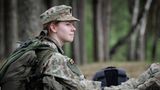Der baltische Staat verpflichtet alle Männer bis zu 26 Jahren zu einem neunmonatigen Wehrdienst. Von 2008 bis 2015 hatte Litauen eine reine Berufsarmee. Jährlich rekrutiert Litauen bis zu 4000 Männer über ein automatisiertes Lotteriesystem. Frauen können sich freiwillig melden. Frauen stellen etwa zwölf Prozent der Streitkräfte