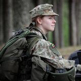 Der baltische Staat verpflichtet alle Männer bis zu 26 Jahren zu einem neunmonatigen Wehrdienst. Von 2008 bis 2015 hatte Litauen eine reine Berufsarmee. Jährlich rekrutiert Litauen bis zu 4000 Männer über ein automatisiertes Lotteriesystem. Frauen können sich freiwillig melden und stellen etwa zwölf Prozent der Streitkräfte