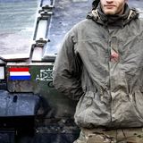 Ein niederländischer Soldat vor einem Militärfahrzeug