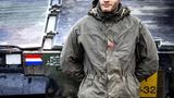 Ein niederländischer Soldat vor einem Militärfahrzeug