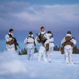 Soldatinnen und Soldaten in Norwegen im Schnee