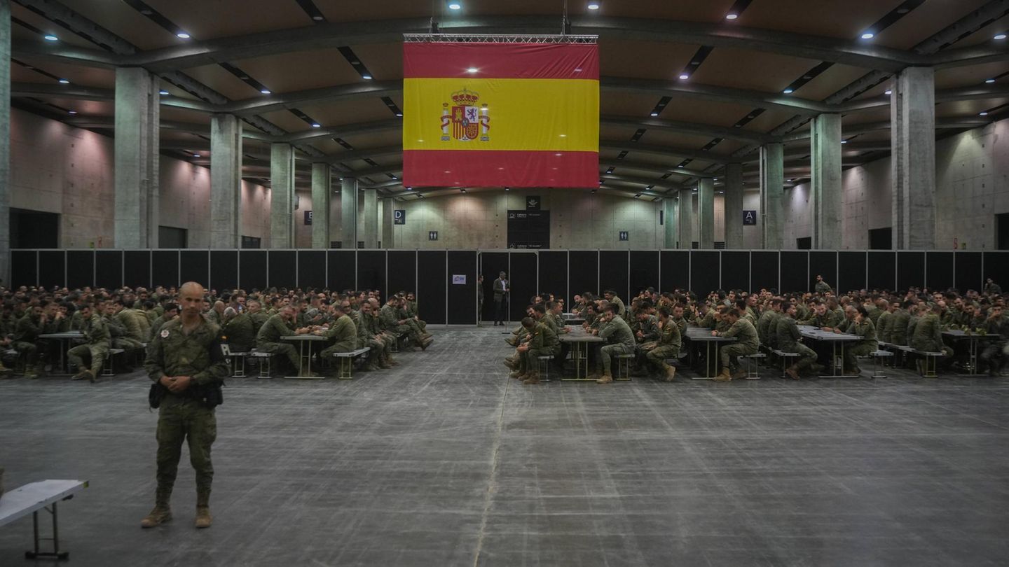 Spanien Soldatinnen und Soldaten in Spanien sitzen in einer Halle