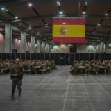 Soldatinnen und Soldaten in Spanien sitzen in einer Halle