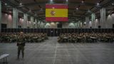 Soldatinnen und Soldaten in Spanien sitzen in einer Halle