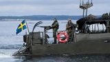 Schwedische Marinesoldaten auf einem Boot