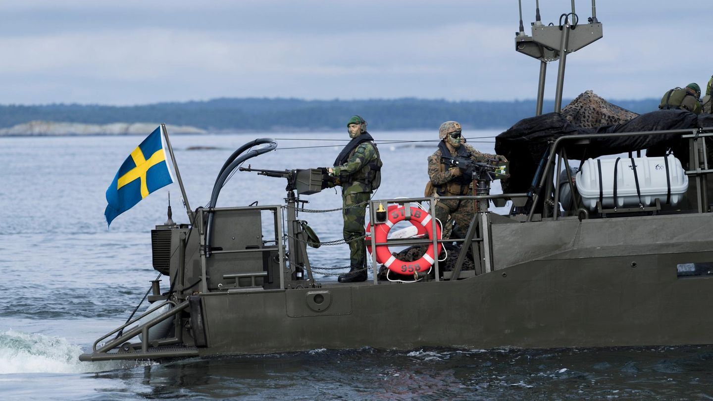 Schweden Schwedische Marinesoldaten auf einem Boot