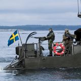 Schwedische Marinesoldaten auf einem Boot