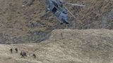 Soldaten und ein Helikopter der Luftwaffe der Schweiz bei einer Übung