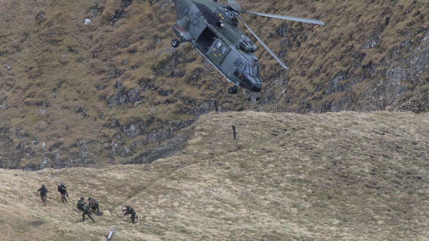 Schweiz Soldaten und ein Helikopter der Luftwaffe der Schweiz bei einer Übung