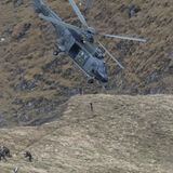 Soldaten und ein Helikopter der Luftwaffe der Schweiz bei einer Übung
