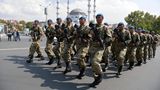 Soldaten marschieren in der Türkei