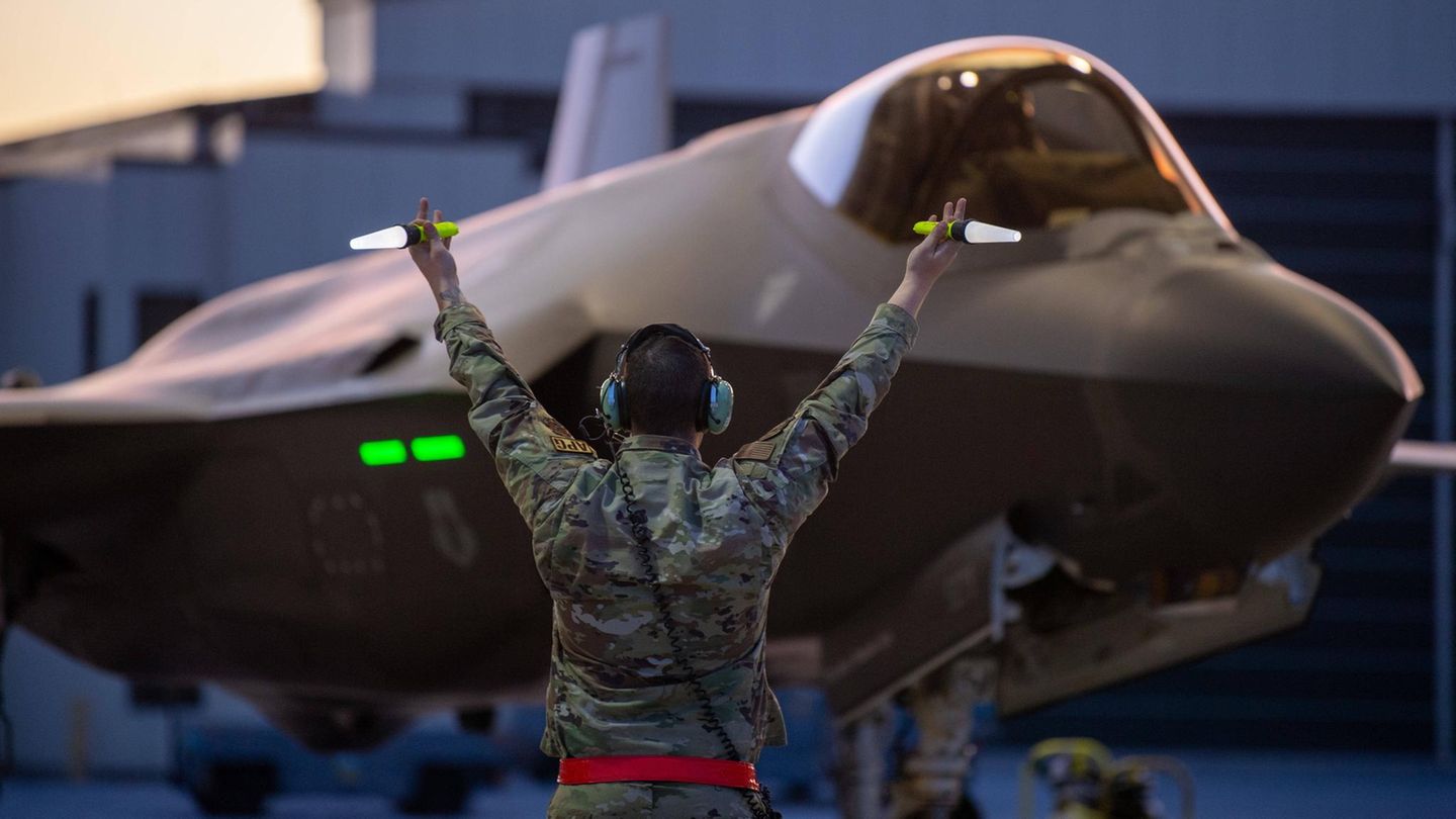 USA Ein Soldat vor einem Kampfflugzeug in den USA