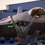 Ein Soldat vor einem Kampfflugzeug in den USA