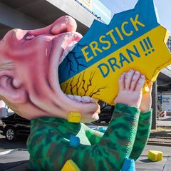 Protest mit einer Karikatur von Putin in Berlin
