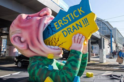 Protest mit einer Karikatur von Putin in Berlin